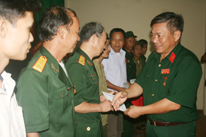 Đồng chí Hoàng Việt Cường, Bí thư Tỉnh ủy, Trưởng ban liên lạc Hội đồng ngũ D647 – F320B tặng quà cho các CCB D647 – F320B.